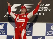 Fernando Alonso ze stje Ferrari se raduje z vtzstv v prvnm zvod sezony v Bahrajnu.