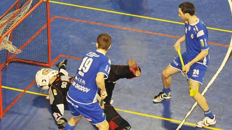 Chodov: brankář Jan Barák, Jakub Majer (č. 19), Martin Flousek (24) Chodov: brankář Jan Barák, Jakub Majer (č. 19), Martin Flousek (24)
