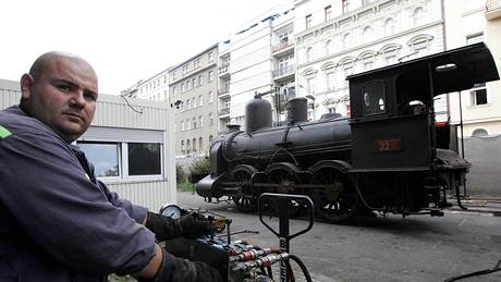 Zpráva o minulosti: Praha, Národní technickémuzeum - tramvajová parní lokomotiva Gartenau, transport do depa Chomutov, záí 2007; ilustraní foto