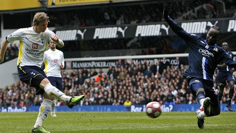 Roman Pavljuenko, útoník Tottenhamu (vlevo), stílí gól Blackburnu