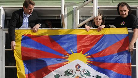 Poslanci Strany zelených vyvěsili v parlamentu vlajku Čínou okupovaného Tibetu. Poslanci Strany zelených vyvěsili v parlamentu vlajku Čínou okupovaného Tibetu.