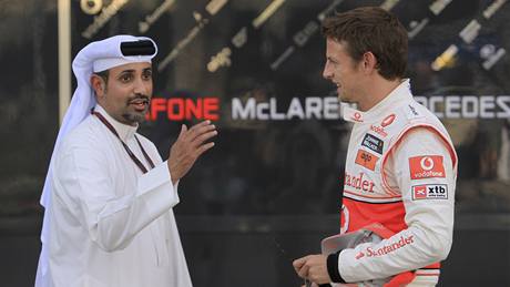 KDE SE TADY JEDE TA FORMULE 1? éf bahrajnského okruhu, ejk Salman Bin Isa Al-Chalifa, v rozhovoru s úadujícím mistrem svta Jensonem Buttonem z McLarenu (vpravo).