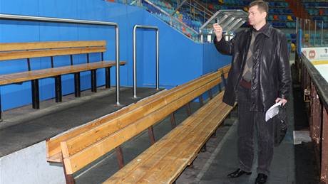 Zástupce hokejové KHL pi inspekci na stadionu v Hradci Králové.