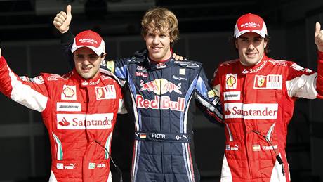 TRIO NEJLEPÍCH z kvalifikace Velké ceny Bahrajnu. Vítz Sebastian Vettel (uprosted), druhý Felippe Massa (vlevo) a tetí Fernando Alonso.  