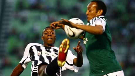 Tožský fotbalista Karim Guédé (vlevo) by se mohl stát slovenským reprezentantem. Tožský fotbalista Karim Guédé (vlevo) by se mohl stát slovenským reprezentantem.