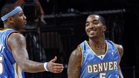 Denverský Carmelo Anthony (vlevo) nabízí dlaň spoluhráči J. R. Smithovi Denverský Carmelo Anthony (vlevo) nabízí dlaň spoluhráči J. R. Smithovi