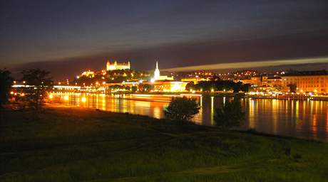 Pohled na starou Bratislavu z Petralky; tato scenrie, v n hranici tvo eka Dunaj, s nejednou vyskytuje v knize Jany Beov Caf Hyena