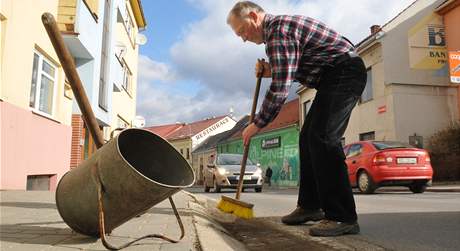 Lidé v Boskovicích vyslechli výzvu úadu a o víkendu se pustili do úklidu chodník ped svými domy