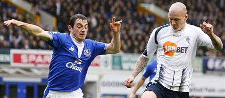 Leighton Baines z Evertonu (vlevo) v souboji s Gretarem Steinssonem z Boltonu