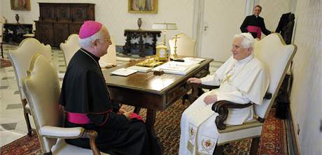 Vatikn 12. bezna 2010, papeova soukrom knihovna: Benedikt XVI. pijal nmeckho arcibiskupa Roberta Zollitsche, kter jej informoval o ppadech zneuvn dt knmi v papeov vlasti  