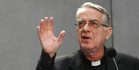 Vatiknsk mluv Federico Lombardi prezentuje 20. bezna 2010 ve Vatiknu papev pastsk list adresovan irskm katolkm