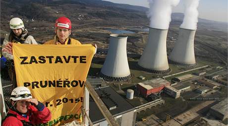 Aktivist organizace Greenpeace na komn elektrrny Prunov. (22. bezna 2010)