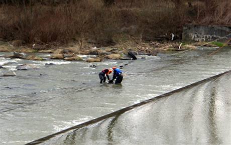 Hasií hledají v Oli utonulé Poláky (27. bezna 2010)