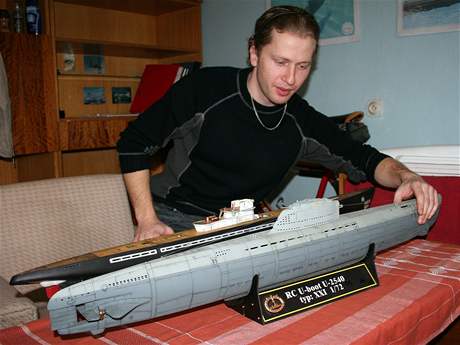 Pln funkní modely nmeckých válených ponorek vytváí estadvacetiletý modelá Ota Gera ze Vsetína.