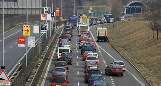 Kadým tubusem Pisáreckých tunel projede denn v prmru 18 tisíc aut.