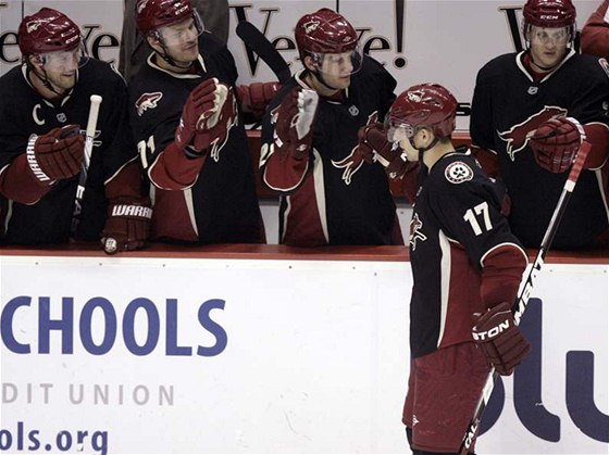 Radim Vrbata z Phoenixu píjímá gratulace spoluhrá poté, co promnil rozhodující nájezd proti Chicagu