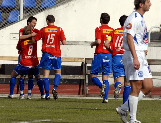 Fotbalisté Plzn se radují z gólu, který vstelil Marek Bako (vlevo)