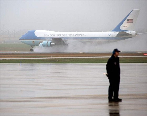 Letadlo Air Force One s americkým prezidentem na palub pistálo na letiti v Marylandu. (29. bezna 2010)