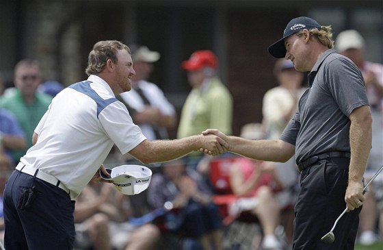 J.B. Holmes (vlevo) a Ernie Els, Arnold Palmer Invitational 2010, první kolo.