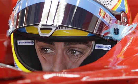 Fernando Alonso v kokpitu Ferrari ped tréninkem Velké ceny Austrálie.