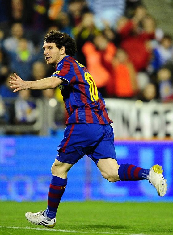 Lionel Messi slaví jeden ze tí gól v Zaragoze. Ve panlské lize dal dva hattricky za sebou.