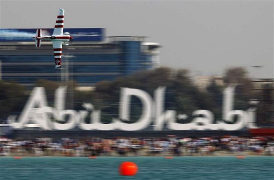 Paul Bonhomme pi závodu série Red Bull Air Race v Abú Zabí