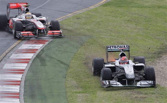Michael Schumacher se pi Velké cen Austrálie ocitá mimo tra. 