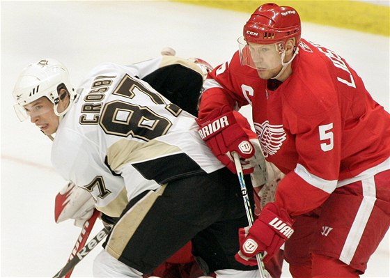 Sidney Crosby (vlevo) z Pittsburghu v souboji s Nicklasem Lidströmem z Detroitu.