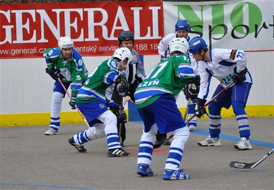 Momentka z hokejbalového duelu Vlaim - Plze.