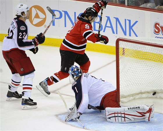 Zach Parise z New Jersey (v erveném) pekonává gólmana Steva Masona z Columbusu.