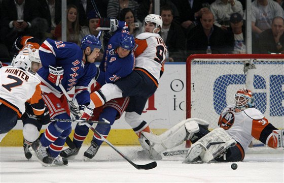 Václav Prospal z New York Rangers (tetí zprava) v závaru ped brankáem Dwaynem Rolosonem z New York Islanders.