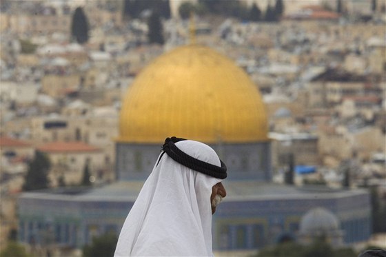 Palestinec sleduje Jeruzalém z Olivové hory