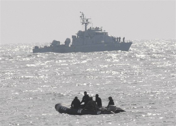 Jihokorejci pátrají po námonícíh z potopené válené lodi (27. bezna 2009)