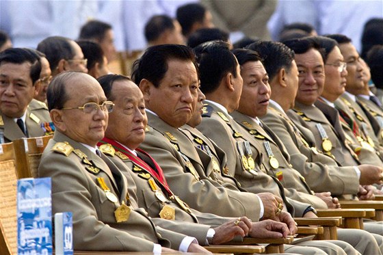 éfové barmské vojenské junty sledují vojenskou pehlídku (27. bezna 201é)