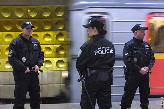 O víkendu bude metro jezdit i o plnoci a budou posíleny policejní hlídky.