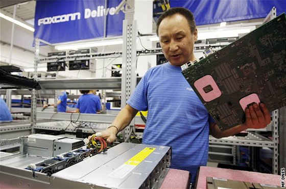 U výrobce poíta a elektroniky Foxconn sice mzda rostla, ale lidé mli mén píplatk, take reáln si pohorili. Ilustraní foto
