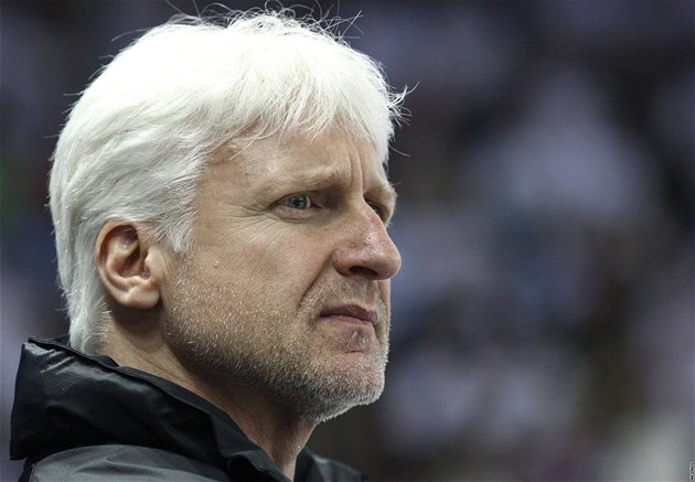 ZAMLKLÝ KOUČ. Marian Jelínek přemýšlí, proč Plzeň vypadla už ve čtvrtfinále. ZAMLKLÝ KOUČ. Marian Jelínek přemýšlí, proč Plzeň vypadla už ve čtvrtfinále.