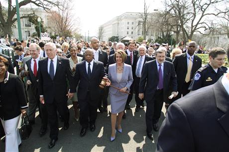 Pedsedkyn americk Snmovny reprezentant Nancy Pelosiov ped hlasovnm o zdravotn reform (21. bezna 2010)