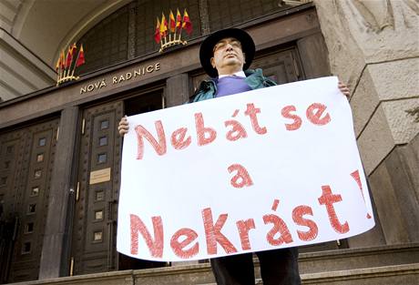 Ped praskm magistrtem probhla demonstrace proti politice veden msta. (25. bezna 2010)