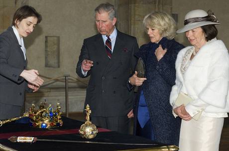 Britsk nslednk trnu princ Charles s chot Camillou si v doprovodu manelky eskho prezidenta Livie Klausov prohldl korunovan klenoty 