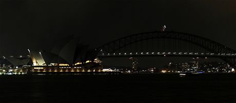 Hodina Zem - opera v australskm Sydney a pilehl most (27. bezna 2010)