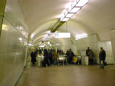 Stanice metra Lubjanka v Moskv. Zde se odehrl prvn vbuch ve chvli, kdy vlak zastavil a lid zaali vystupovat a nastupovat do vagn. Stanice byla otevena v roce 1935. 