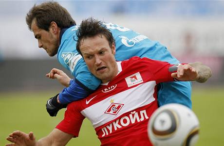 Martin Jirnek ze Spartaku Moskva (vpedu) bojuje s Danko Lazoviem.