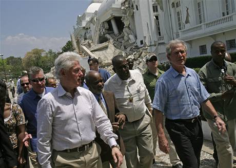 Bill Clinton a George Bush na Haiti (22. bezna 2010)