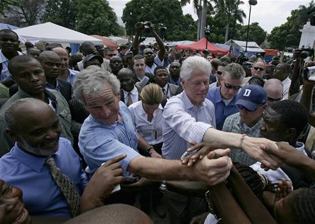 Bill Clinton a George Bush na Haiti (22. bezna 2010)
