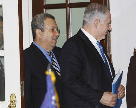 Benjamin Netanjahu (vpravo) opout spolen s Ehudem Barakem Bl dm