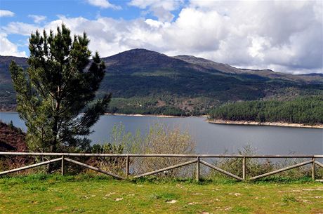 Severn Portugalsko. Pohled pes pehradu Alto-Lindoso do severn sti nrodnho parku