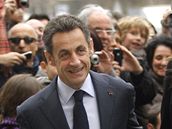 Francouzsk prezident Nicolas Sarkozy a jeho ena Carla Bruniov jdou k volbm...