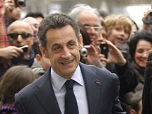 Francouzsk prezident Nicolas Sarkozy a jeho ena Carla Bruniov jdou k volbm...