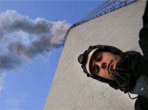 Aktivist organizace Greenpeace na komn elektrrny Prunov. (22. bezna 2010)